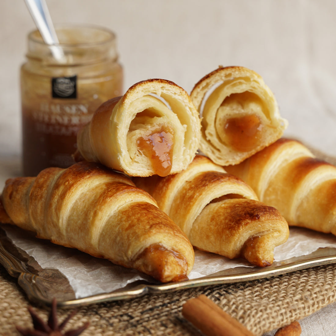 Fluffige Croissants mit Bratapfel Füllung