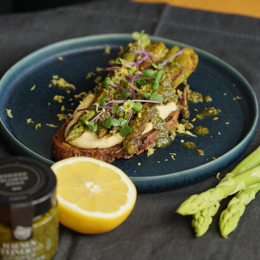 Gerösteter Spargel auf Bauernbrot mit Sonnenblumenkern Pesto