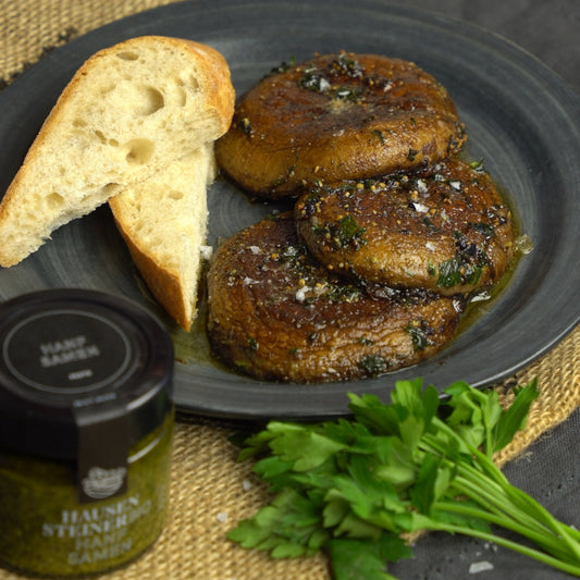 Geschmorte Portobello Pilze mit Hanfbutter
