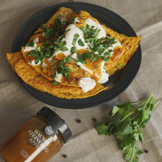 Herzhafte Kichererbsen Pancakes mit Apfelchutney