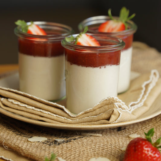 Vegane Mandel-Panna Cotta mit Erdbeeren